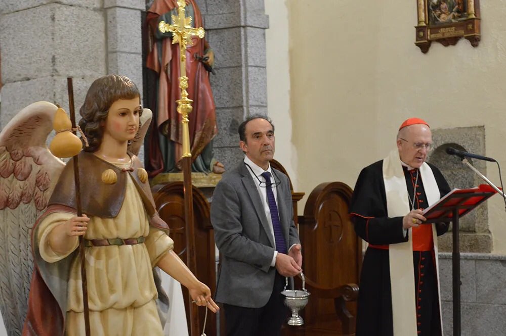 #zarzalejo, bendición de la talla de San Rafael por el Arzobispo de Madrid, Don Carlos Osoro. Patrón de los moteros se le puso el saludo en la mano izquierda y un casco a los pies. #artemartinez #horche.