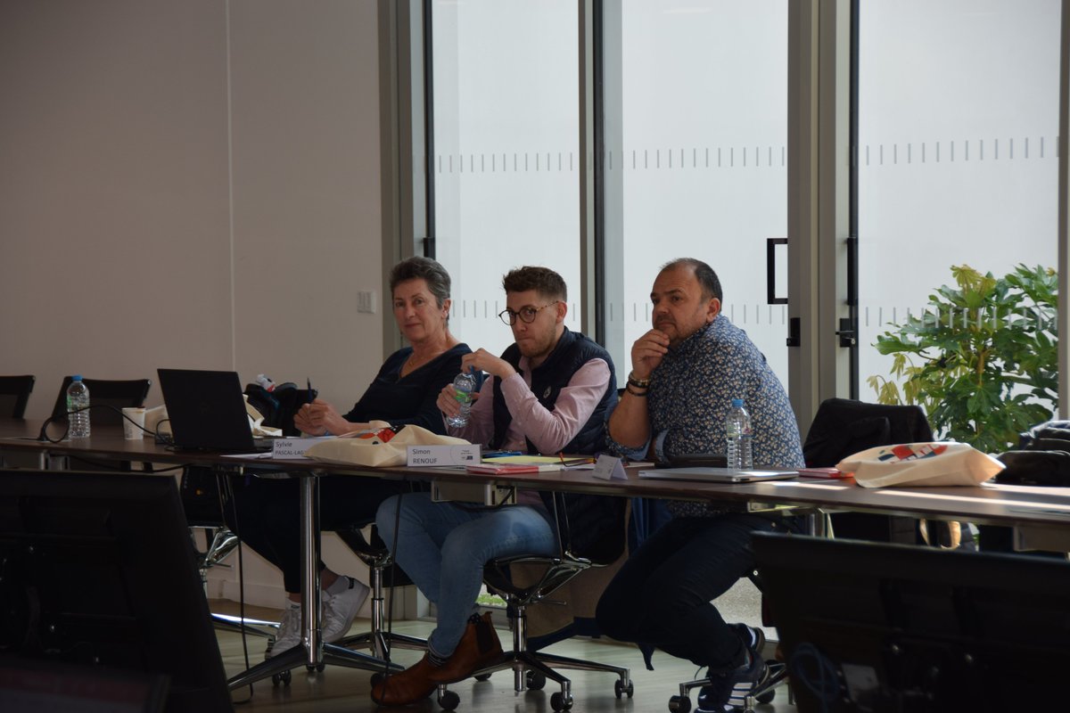 ffhandball's tweet photo. Les différents membres du jury national de l'opération #HandpourElles se sont réunis à la Maison du handball afin d'élire les 15 clubs lauréats de la 5e édition 🤝🤾‍♀️ https://t.co/wPzB1Ajipd