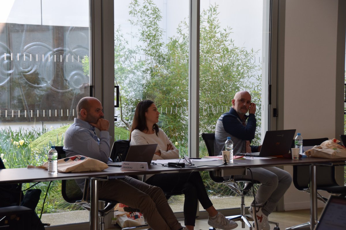 ffhandball's tweet photo. Les différents membres du jury national de l'opération #HandpourElles se sont réunis à la Maison du handball afin d'élire les 15 clubs lauréats de la 5e édition 🤝🤾‍♀️ https://t.co/wPzB1Ajipd