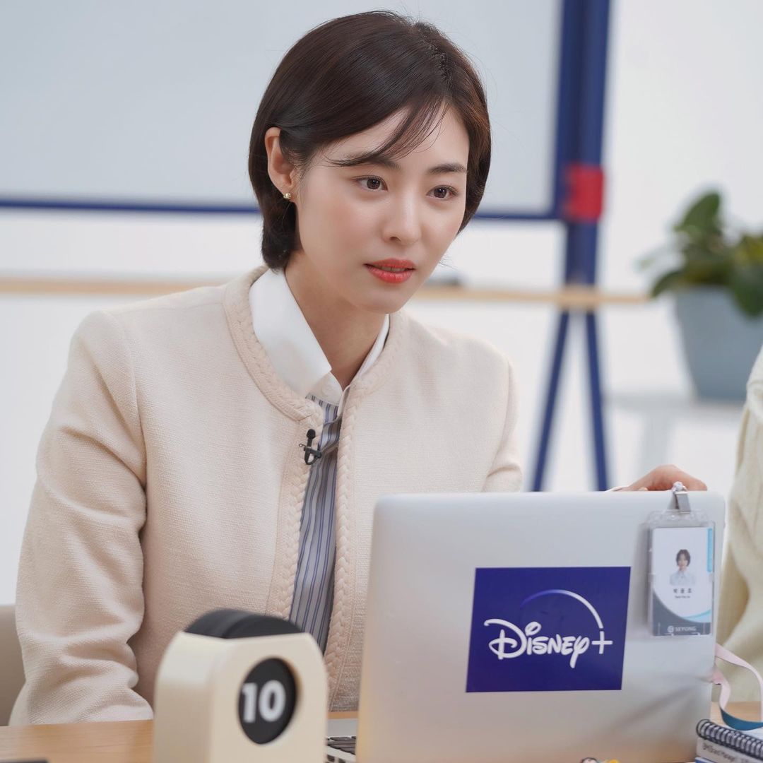 2023.04.18 vast.ent IG Update [MAKING] Yoonjo's desk is full of passion What kind of things are there! Check it out at What's in My Office Desk 🤩 #귀여움도_미모도_열정만렙_여니...