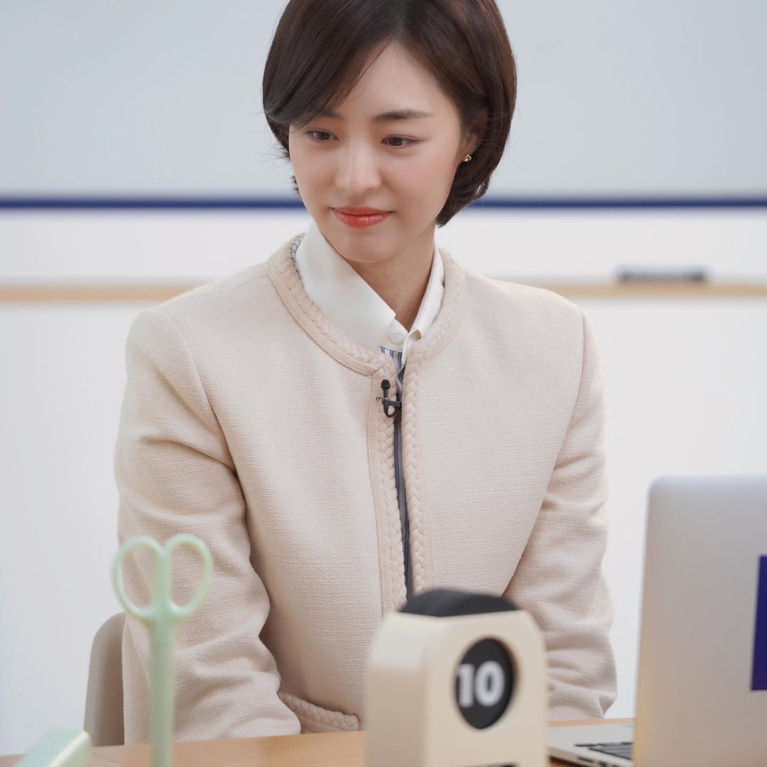 2023.04.18 vast.ent IG Update [MAKING] Yoonjo's desk is full of passion What kind of things are there! Check it out at What's in My Office Desk 🤩 #귀여움도_미모도_열정만렙_여니...