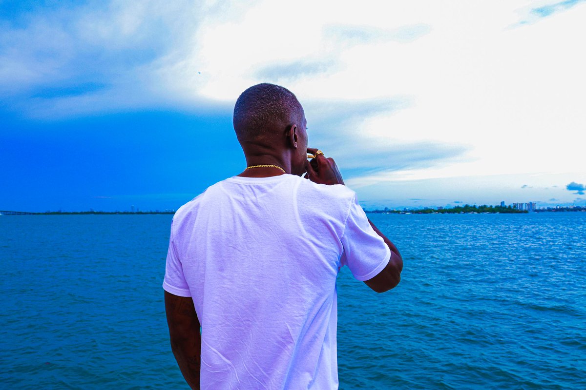SAirborn's tweet photo. Staring in front of you is what you want to see peace ✌🏾.. #Mogulstars https://t.co/l4ifsTVkbx