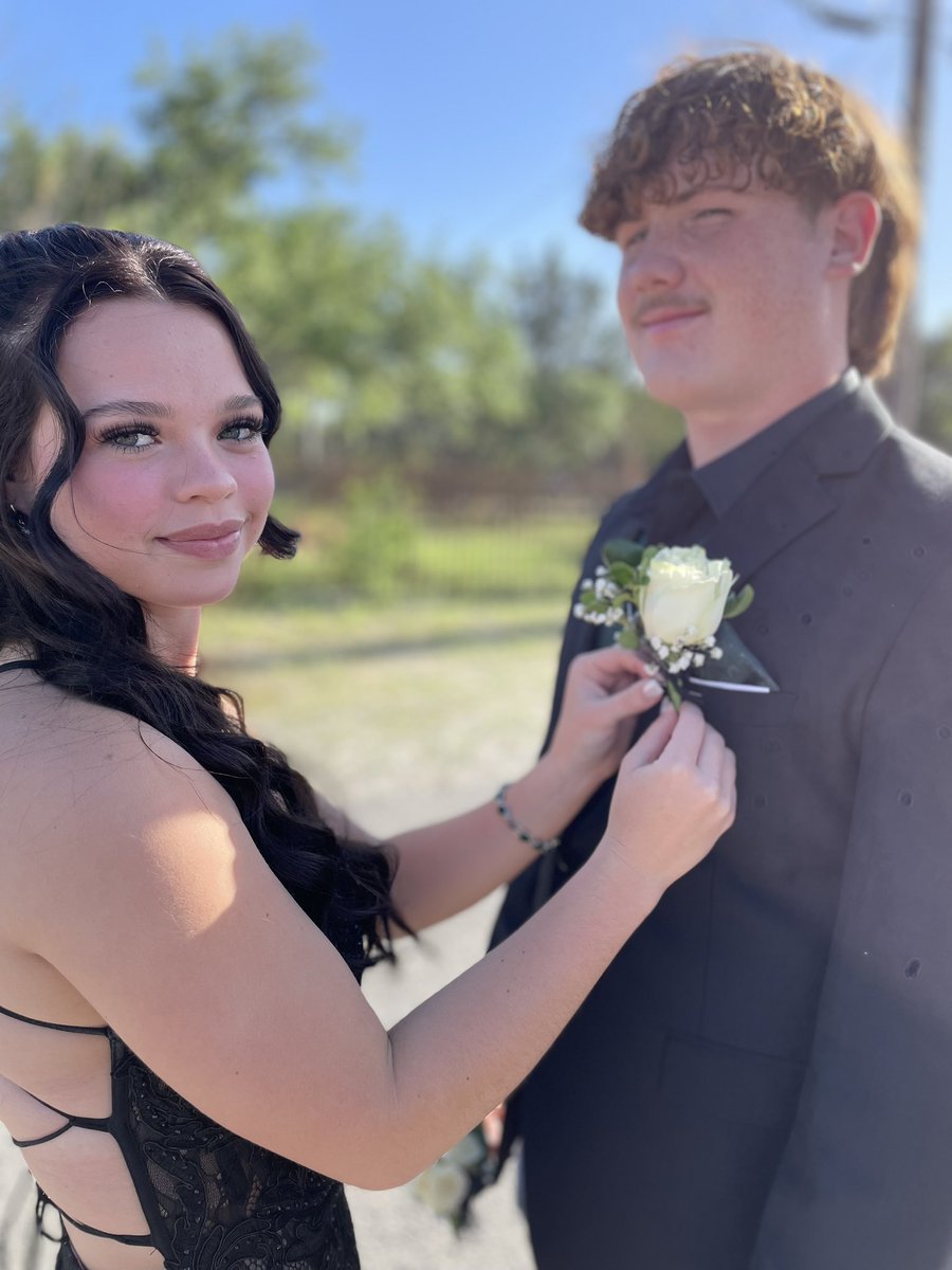 sonnysdramamama's tweet photo. Prom 23! Last prom...time slow down! @bentley_sonny @ChadBentley18 https://t.co/OngtrrqokU