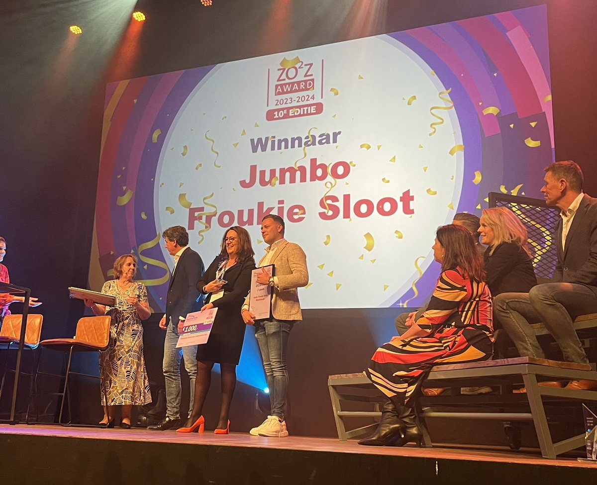 Vakcentrum's tweet photo. De beste zelfstandig supermarktondernemer van Nederland! Winnaar ZO2Z Award 2023-2024 is geworden Jumbo Froukje Sloot uit Stadskanaal. Van harte gefeliciteerd! 🎉
#DagvanhetVakcentrum #Vakcentrum #nieuweenergie #ZO2Z https://t.co/wl123yfYAh