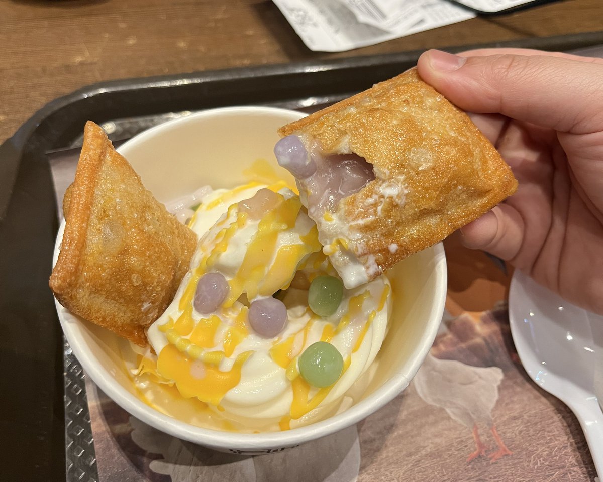 ไอติมบัวลอยแม็คคือมันดีมากจริงๆมึงเอ้ยย ตัวไอติมก็ว่าอร่อยแล้ว นี่เพิ่มบัวลอยนุ่มๆ มีกลิ่นควันเทียนด้วยอ่ะ ยิ่งกินคู่พายมะพร้าวอ่อนที่อบมาร้อนๆกรอบๆคู่กัน ค่ดฟินน💖 อยากให้มีทุกเทศกาลเลย มันดือมากฮือออ