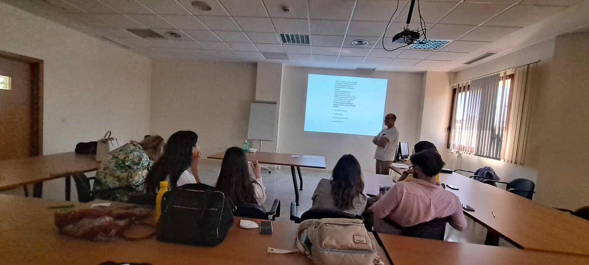 En la tarde de hoy, los R1 (ya casi R2) estamos teniendo una charla sobre ECG  a cargo del Dr <a href="/juanmelsegovia/">Juan Manuel Segovia</a> al que le agradecemos muchísimo su disposición!