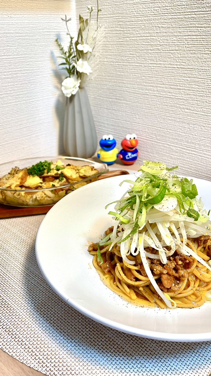 ✨本日の ✨ ▶️二郎系汁なし脂パスタ（もやしマシマシ） ▶️春キャベツのザワークラウト風チーズ焼き ごちそうさまでした😋 脂がきついと感じてしまう😂