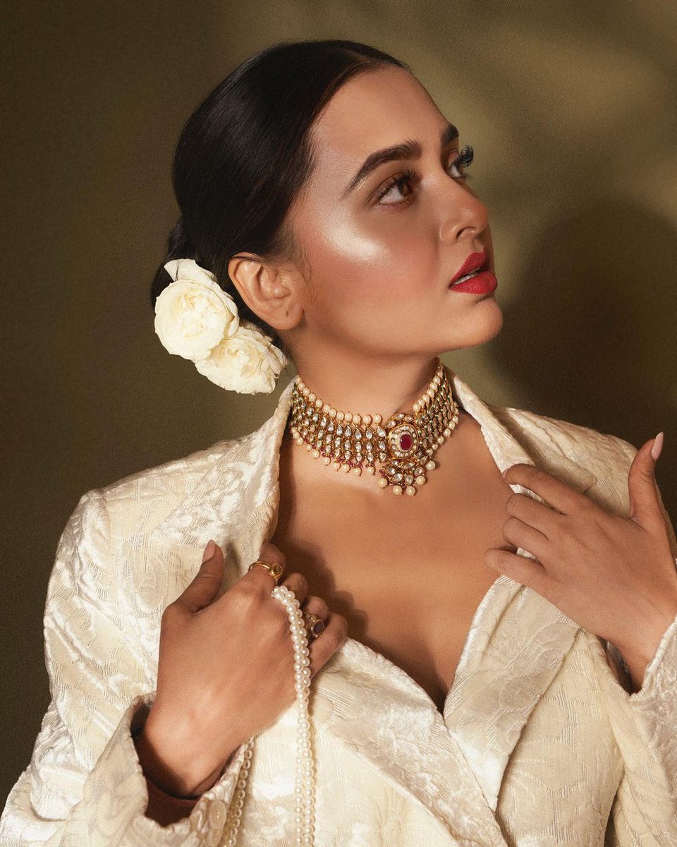 RealKhabriBhai's tweet photo. WOAH! The more we look at these new pics of #TejasswiPrakash the more we feel jealous of #KaranKundrra 

Yeh Sunny itna lucky kaise ho sakta hai 😭😭😭

#TejRan https://t.co/pG9I6HR9WT