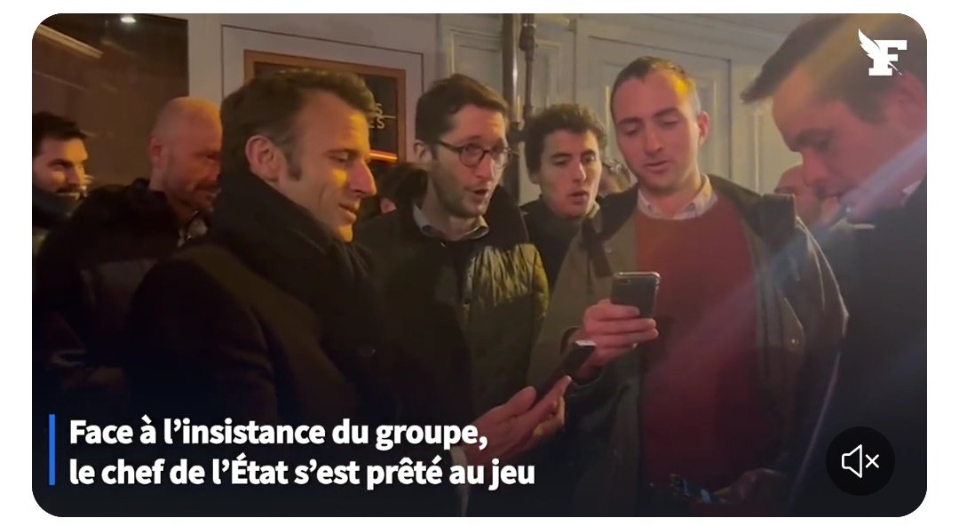 Babar_le_Rhino's tweet photo. Je résume le délire

- Manu se promène tranquille dans Paris avec Brigitte après son allocution (on y croit)

- Il tombe sur un groupe qui lui demande de chanter

- C'est une asso dirigée par des militants d'extrême-droite qui a touché 40 000€ du ministère de la Culture en 2022 https://t.co/D2c8sQBAQr