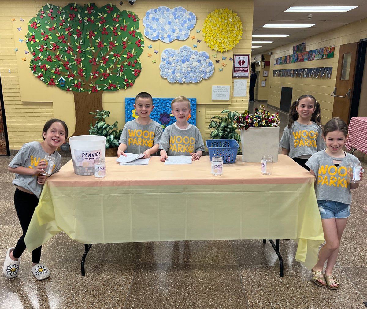 CommackSchools's tweet photo. Wood Park's Little Leaders were hard at work at the #woodpark Art &amp; Curriculum Show. Thank you for serving our school! #leadership #MackArt #curriculum #commackschools https://t.co/IvTfuKpqrq