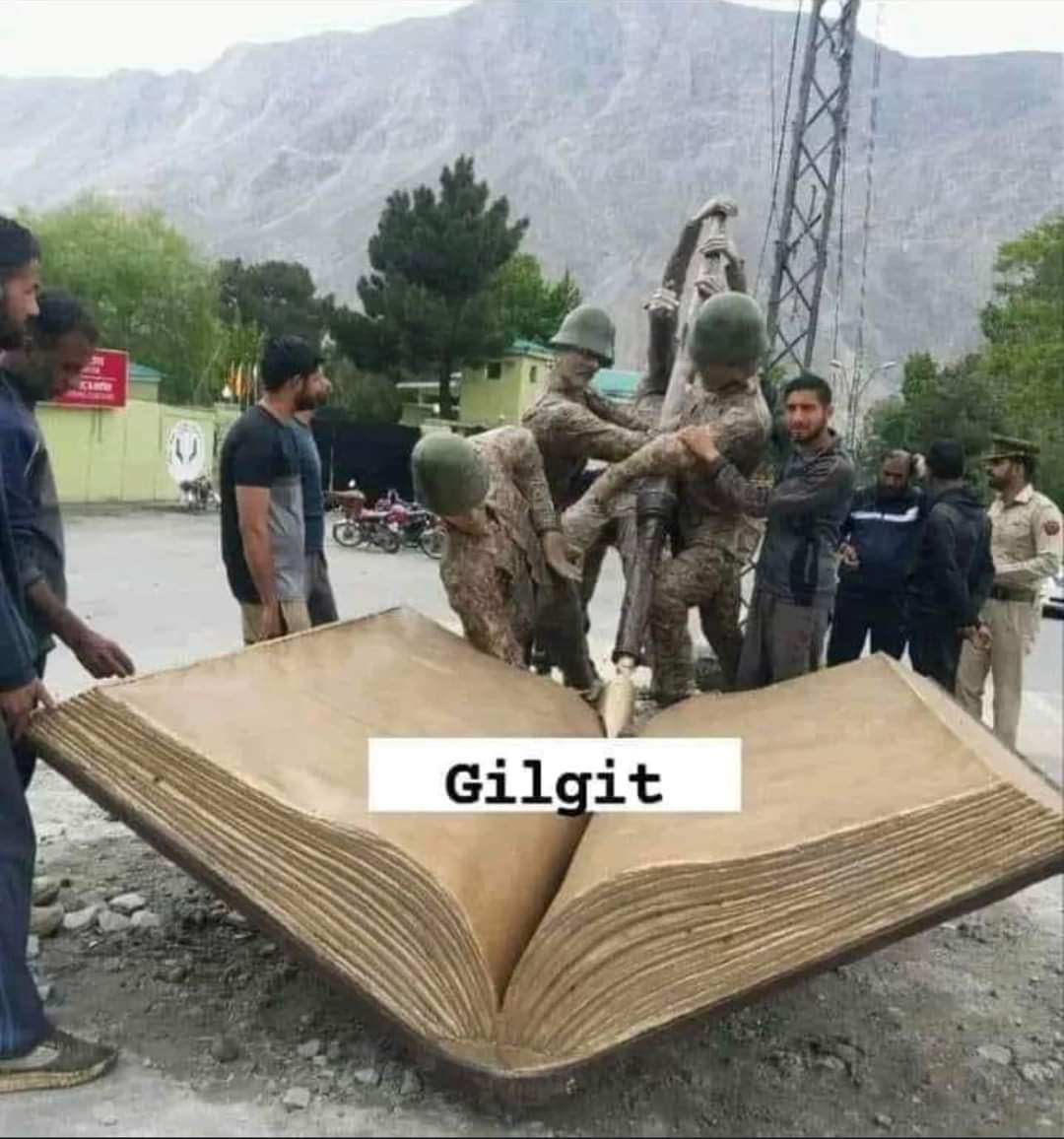 اسکو کہتے ہیں کتاب کو جوتی کی نوک پہ اور قلم کو بندوق کی نوک پہ رکھنا۔ 🙃
 قوم گلگت بلتستان آپکو جو بولتی ہے۔ 🤐❌