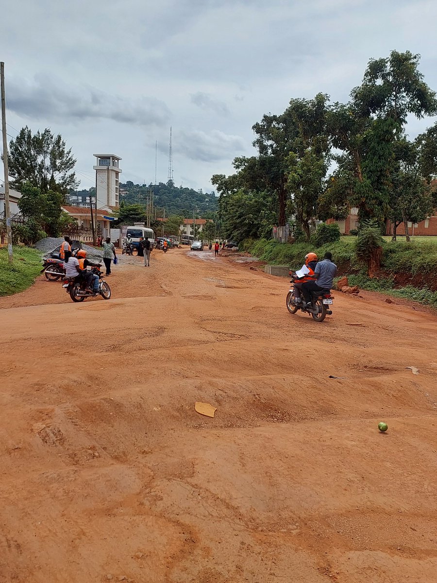 KiberuJimmy's tweet photo. #KampalaPotholeExhibition has regular casualties. This cyclist just lost some of his shopping after attacking the pottholed Naguru to Nakawa market road badly. Fortunately he didn't injure self. These roads are a disincentive to business in #Uganda. https://t.co/Q9nZz8QEIa