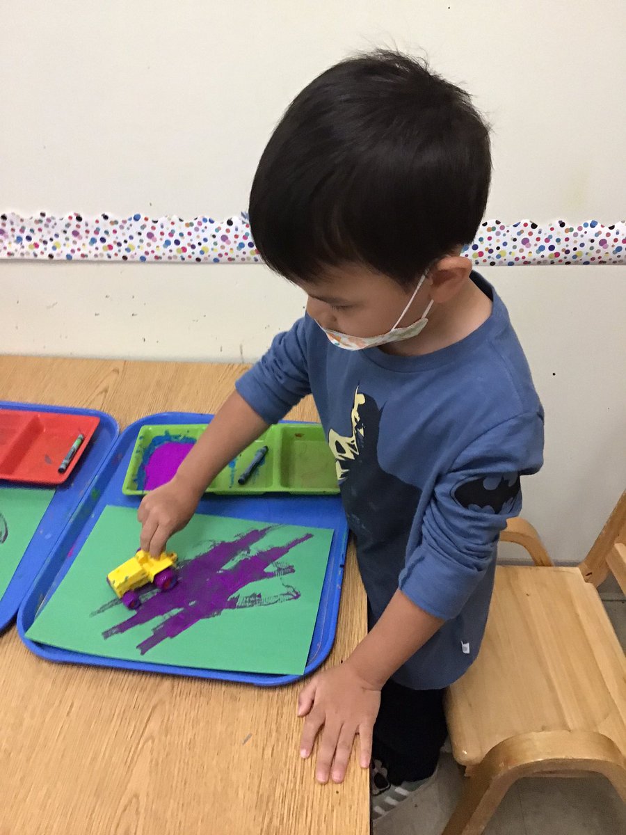 bergeregner's tweet photo. Painting with cars and learning about wheel and axles. #pkp @OakPark97 @BearsLongfellow https://t.co/fyO84Judei
