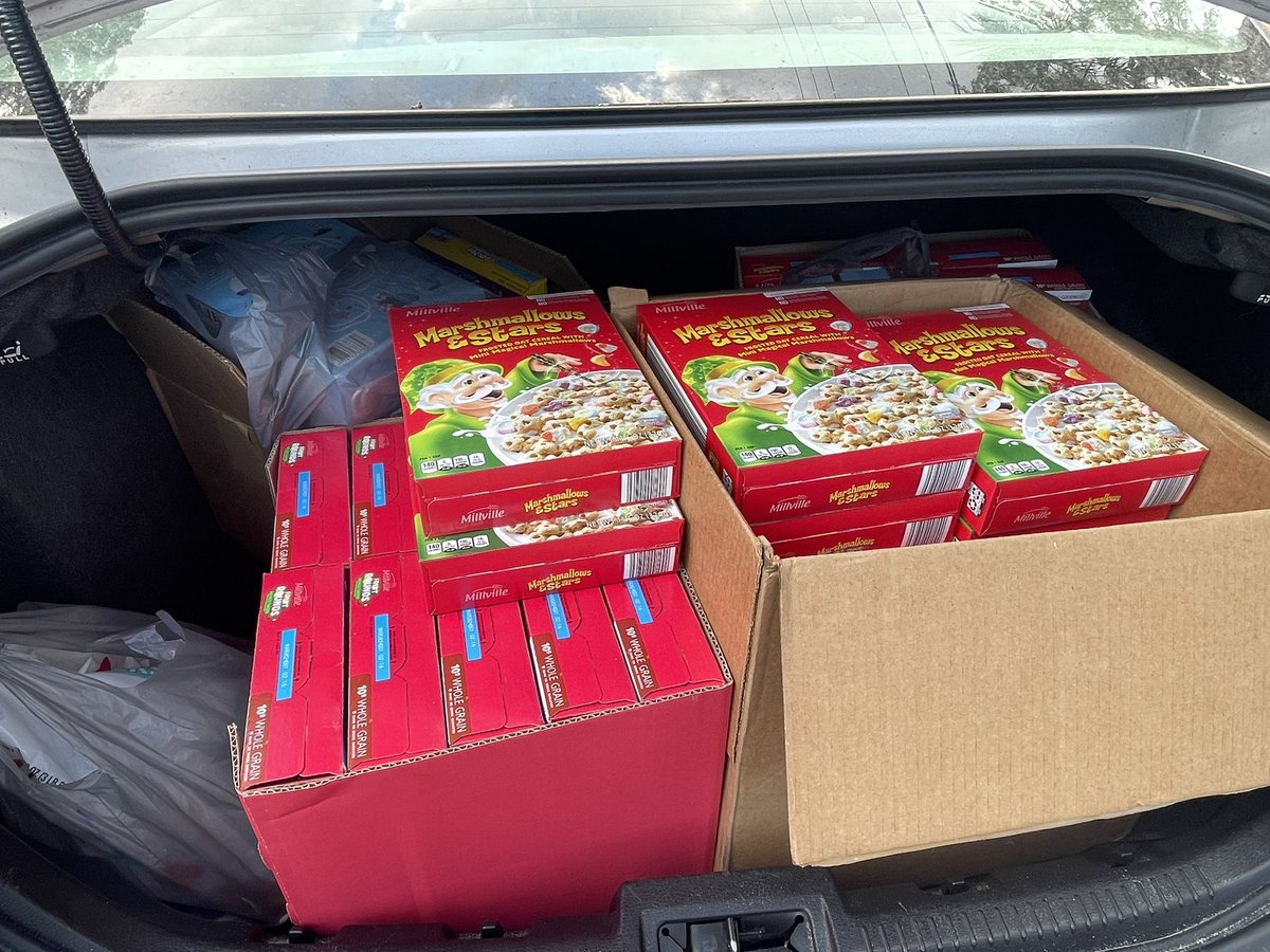 NicoleRevell02's tweet photo. Over the weekend, two of our @TMobile stores gave back to the community and participated in the cereal box domino train benefiting the Feast Food Pantry. We were able to contribute to the total amount of over 3,300 cereal boxes collected! 🚂 https://t.co/AXSxedKj2Q