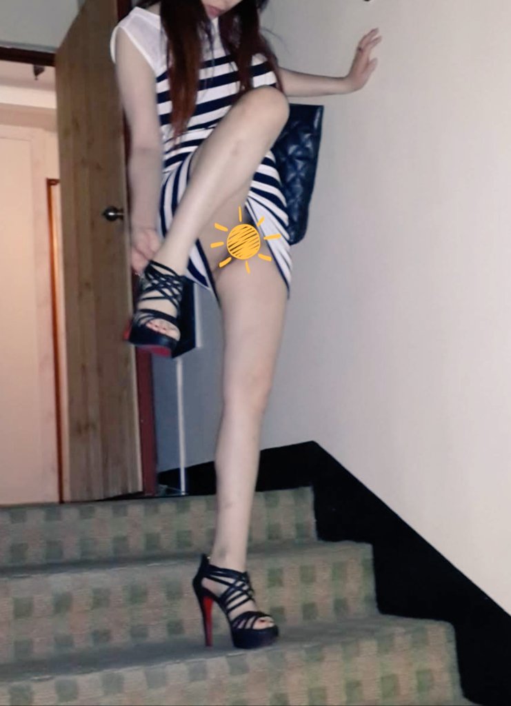 데이트 복장은 노팬에 원피스가 진리~♡
스티커 간절히 치우고싶다ㅜㅜ