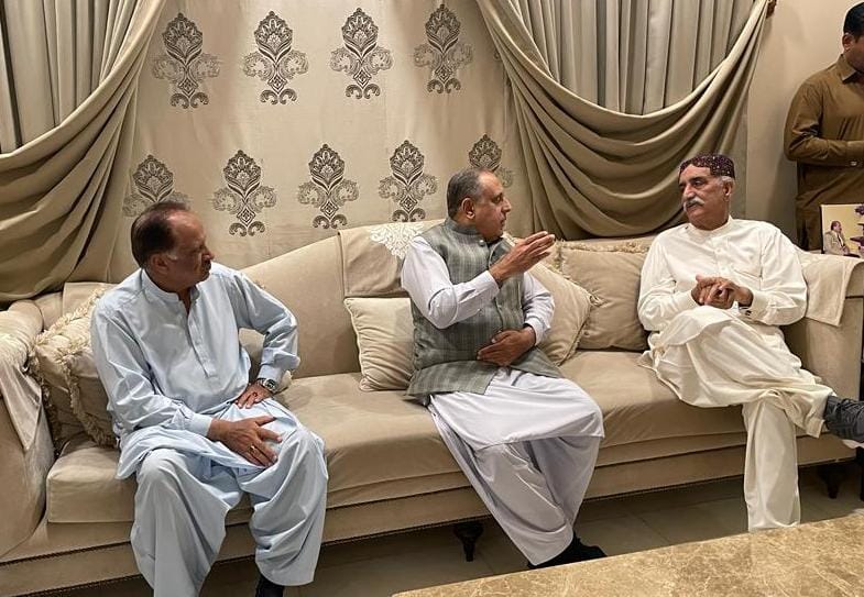 سکھر : پاکستان پیپلزپارٹی بلوچستان کے صوبائی صدر میر چنگیز خان جمالی کی پی پی پی کے مرکزی رہنما و وفاقی وزیر سید خورشید شاہ سے انکی رہائش گاہ پر ملاقات 

ملاقات میں صوبائی ایگزیکٹو کمیٹی کے رکن میر حیدر خان جمالی اور سلیمان خان جمالی بھی موجود تھے،