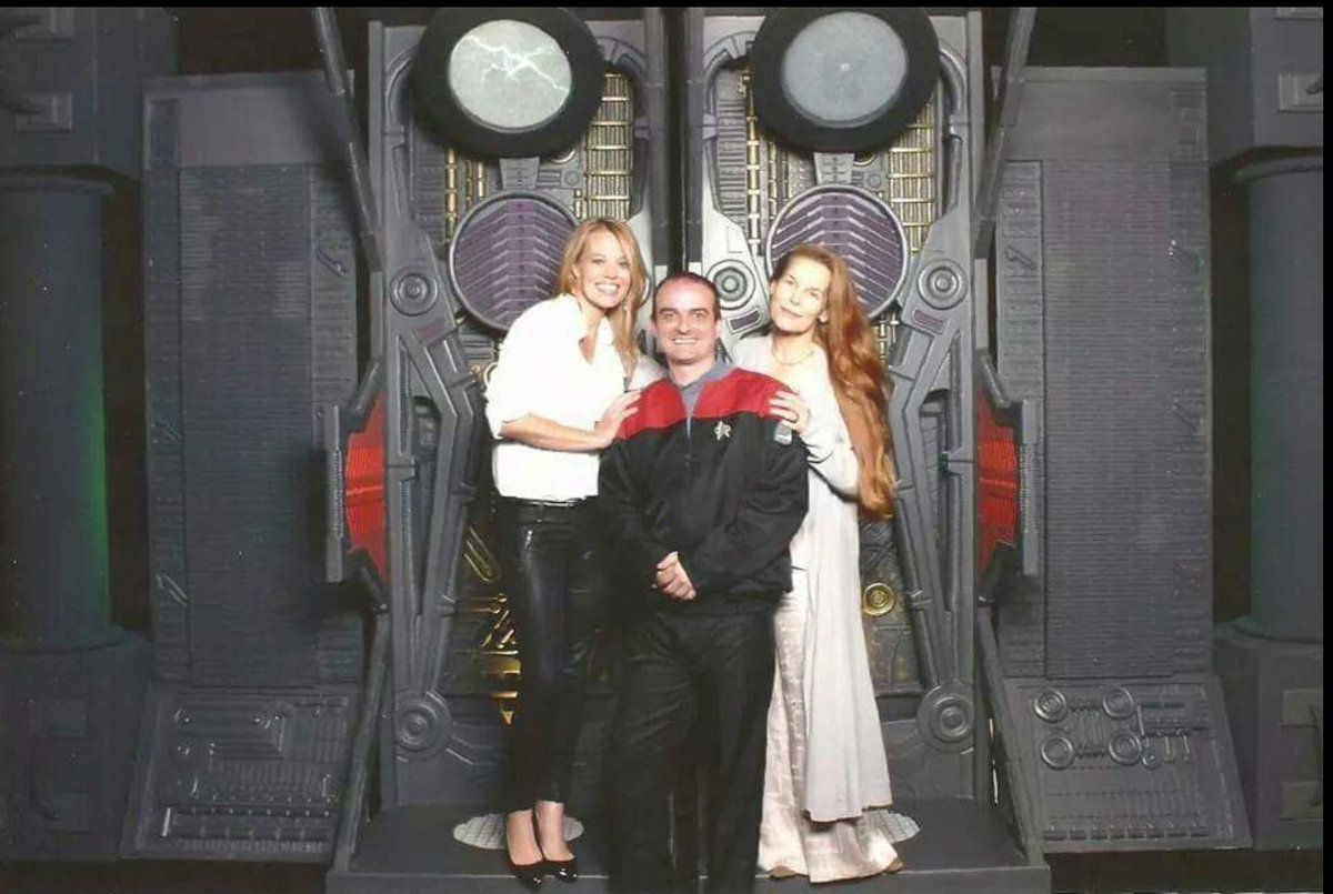 IamNickD's tweet photo. @DestTrek My first con in 2014. With the amazing @JeriLRyan and fabulous Alice Krige ! PS yes I am short but they are standing on a step! https://t.co/N0cdRHusVo