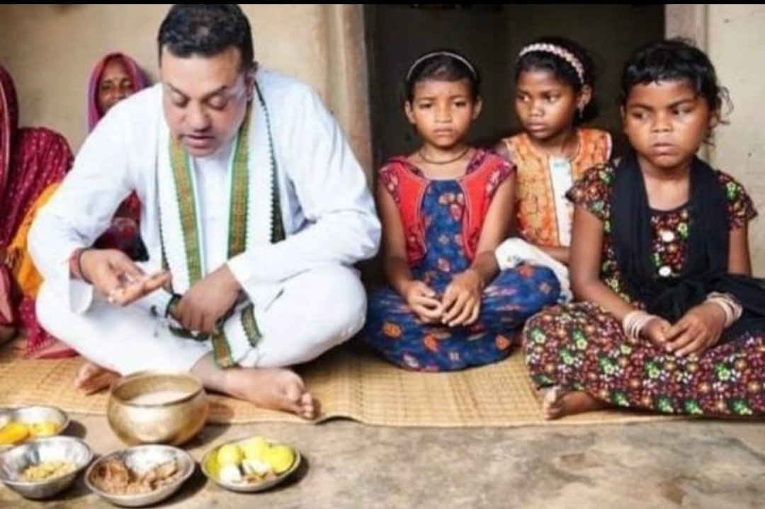 pitchaijohn1961's tweet photo. Heartless heart surgeon Sambit.
Poor kids are sitting with hungry.
But the sendeless Sanghi is eating.

This shows the exact attitude of BJP. 
Poor people are hungry in India. 
But BJP leaders are looting and eating.

The BJP doesn't care about hunger of common people. 
BJP is interested in filling their pockets with corruption.

For the last 9 years, india's poor became very poor because of price rise, GST and corruption.
But BJP's leaders bank balance keeps on swelling.

This picture is the clear picture of BJP's attitude towards poor people.
India must defeat these self oriented anti-people BJP.
Karnataka victory will be the first step.