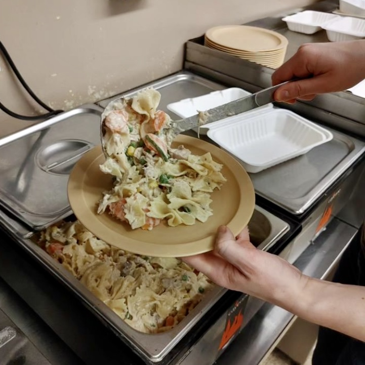 smartestkitchen's tweet photo. Last week was a short but busy week at CSK: it kicked off with Jen &amp; Krista preparing #PastaPrimavera  &amp; #ChocolateChipCookies for the @URHMPEI with @CulinaryFed PEI team members Rebecca &amp; Rena helping serve 📸@KristaMacq #WeKnowFood #PEIFoodStory #GiveBack https://t.co/KitqnG6ozN
