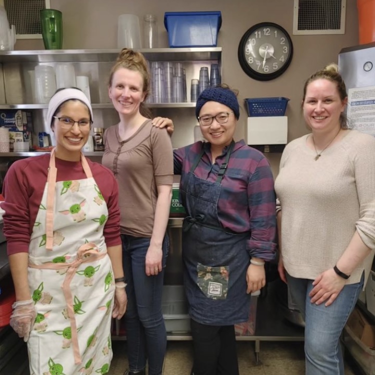 smartestkitchen's tweet photo. Last week was a short but busy week at CSK: it kicked off with Jen &amp; Krista preparing #PastaPrimavera  &amp; #ChocolateChipCookies for the @URHMPEI with @CulinaryFed PEI team members Rebecca &amp; Rena helping serve 📸@KristaMacq #WeKnowFood #PEIFoodStory #GiveBack https://t.co/KitqnG6ozN