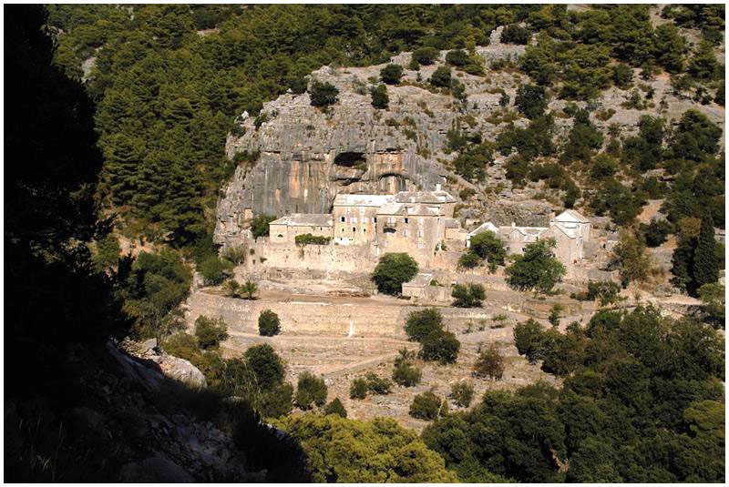 _Kolajna_'s tweet image. PUSTINJA BLACA na otoku Braču fascinantna je priča. Pustinja, pa na otoku? Do nje se može doći samo pješice, hodajući strmim i zahtjevnim kamenjarom. A nazvana je tako jer su tu četiri stoljeća živjeli pustinjaci, u samoći, izolirani od naselja i ljudi. 1/5