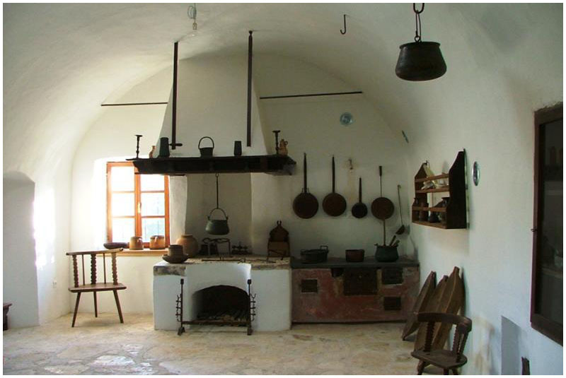 _Kolajna_'s tweet image. PUSTINJA BLACA na otoku Braču fascinantna je priča. Pustinja, pa na otoku? Do nje se može doći samo pješice, hodajući strmim i zahtjevnim kamenjarom. A nazvana je tako jer su tu četiri stoljeća živjeli pustinjaci, u samoći, izolirani od naselja i ljudi. 1/5