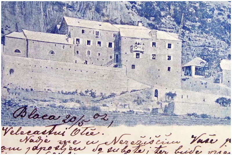 _Kolajna_'s tweet image. PUSTINJA BLACA na otoku Braču fascinantna je priča. Pustinja, pa na otoku? Do nje se može doći samo pješice, hodajući strmim i zahtjevnim kamenjarom. A nazvana je tako jer su tu četiri stoljeća živjeli pustinjaci, u samoći, izolirani od naselja i ljudi. 1/5