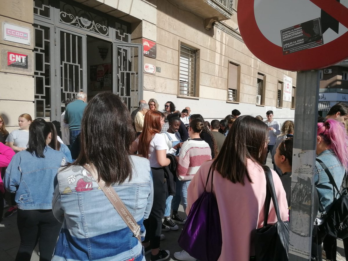Visita a las instalaciones de CCOO para conocer el origen, evolución y funcionamiento de un Sindicato. El alumnado ha podido realizar casos prácticos en los que han actuado como parte negociadora en conflictos labores de empresas de la provincia. <a href="/educaand/">Consejería Desarrollo Educativo y FP</a>  <a href="/ccooandalucia/">CCOO de Andalucía</a>
