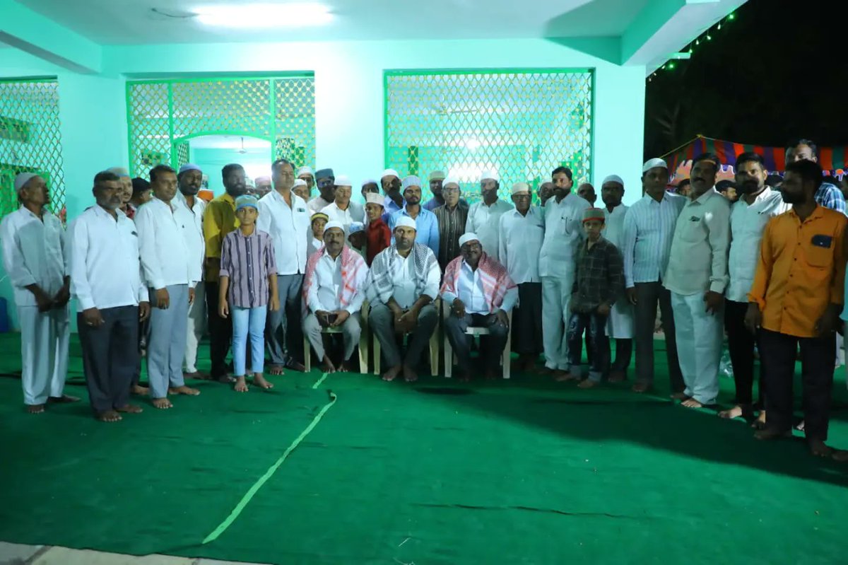 ARJanampalli's tweet photo. రంజాన్ మాసం పురస్కరించుకొని ఊరుకొండ మండల కేంద్రంలో మండలంలోని ముస్లిం మైనార్టీ సోదరులకు జనంపల్లి అనిరుధ్ గారి సారథ్యంతో కాంగ్రెస్ కాంగ్రెస్ పార్టీ ఆధ్వర్యంలో ఏర్పాటుచేసిన ఇఫ్తార్ విందు కార్యక్రమానికి హాజరై ప్రత్యేక మజీద్ లో ప్రార్థనలు నిర్వహించిన జనంపల్లి అనిరుద్ రెడ్డి గారు... https://t.co/VYf2wAY6rJ
