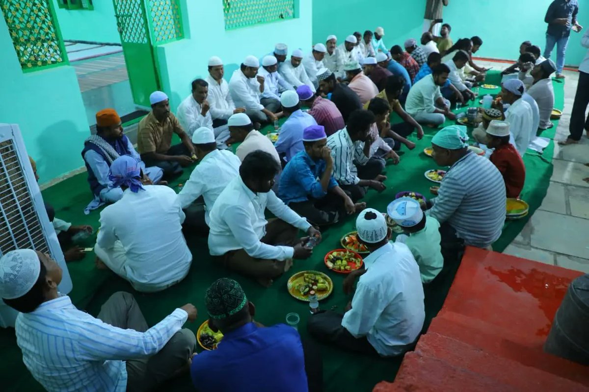 ARJanampalli's tweet photo. రంజాన్ మాసం పురస్కరించుకొని ఊరుకొండ మండల కేంద్రంలో మండలంలోని ముస్లిం మైనార్టీ సోదరులకు జనంపల్లి అనిరుధ్ గారి సారథ్యంతో కాంగ్రెస్ కాంగ్రెస్ పార్టీ ఆధ్వర్యంలో ఏర్పాటుచేసిన ఇఫ్తార్ విందు కార్యక్రమానికి హాజరై ప్రత్యేక మజీద్ లో ప్రార్థనలు నిర్వహించిన జనంపల్లి అనిరుద్ రెడ్డి గారు... https://t.co/VYf2wAY6rJ