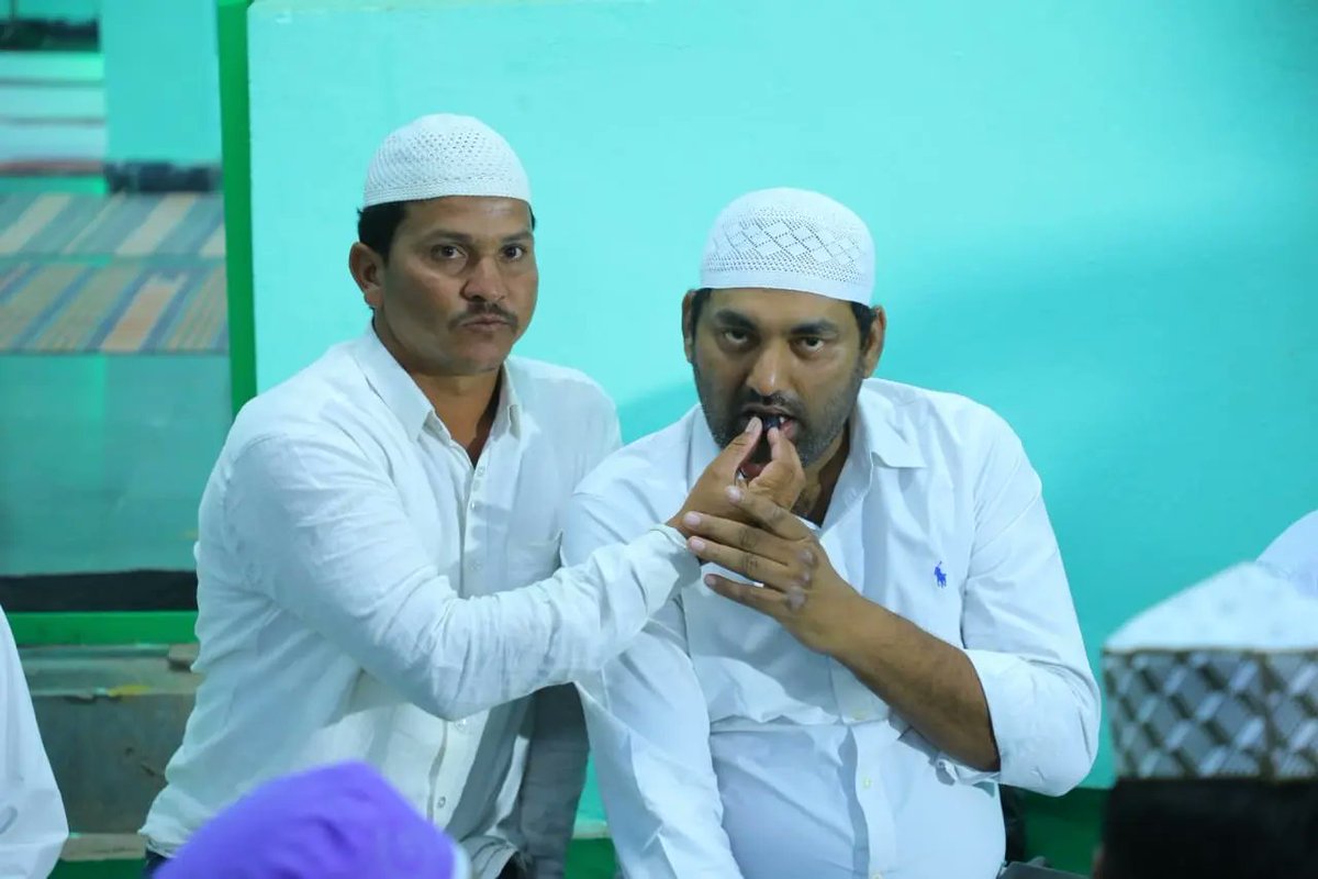 ARJanampalli's tweet photo. రంజాన్ మాసం పురస్కరించుకొని ఊరుకొండ మండల కేంద్రంలో మండలంలోని ముస్లిం మైనార్టీ సోదరులకు జనంపల్లి అనిరుధ్ గారి సారథ్యంతో కాంగ్రెస్ కాంగ్రెస్ పార్టీ ఆధ్వర్యంలో ఏర్పాటుచేసిన ఇఫ్తార్ విందు కార్యక్రమానికి హాజరై ప్రత్యేక మజీద్ లో ప్రార్థనలు నిర్వహించిన జనంపల్లి అనిరుద్ రెడ్డి గారు... https://t.co/VYf2wAY6rJ
