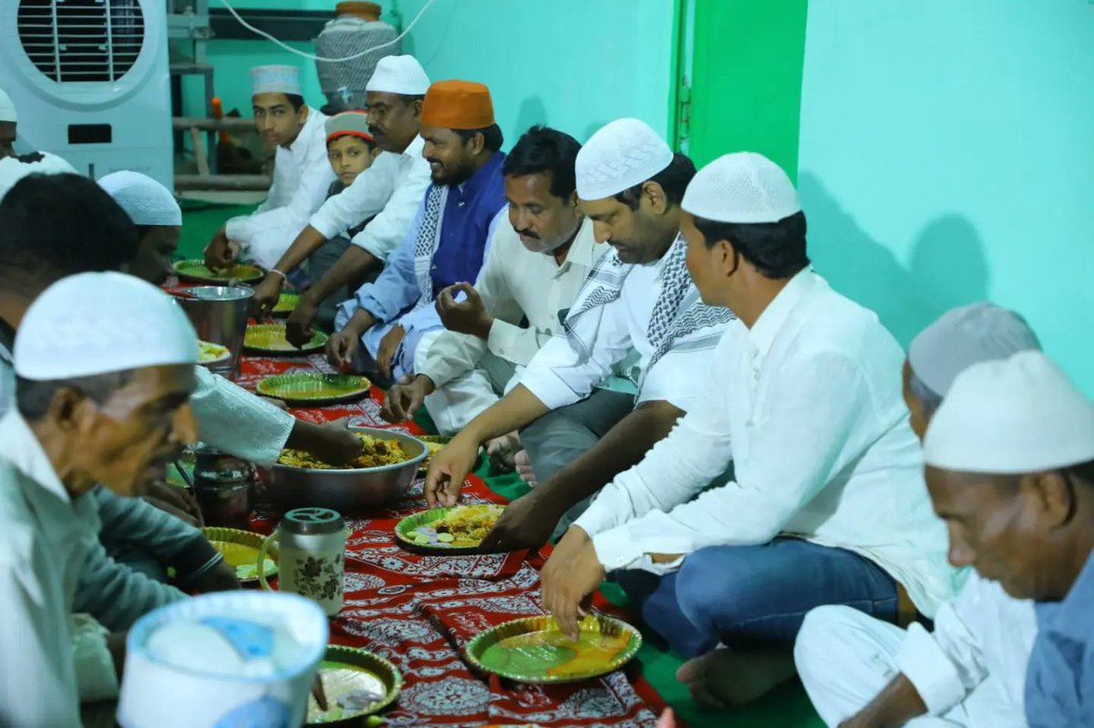 ARJanampalli's tweet photo. రంజాన్ మాసం పురస్కరించుకొని ఊరుకొండ మండల కేంద్రంలో మండలంలోని ముస్లిం మైనార్టీ సోదరులకు జనంపల్లి అనిరుధ్ గారి సారథ్యంతో కాంగ్రెస్ కాంగ్రెస్ పార్టీ ఆధ్వర్యంలో ఏర్పాటుచేసిన ఇఫ్తార్ విందు కార్యక్రమానికి హాజరై ప్రత్యేక మజీద్ లో ప్రార్థనలు నిర్వహించిన జనంపల్లి అనిరుద్ రెడ్డి గారు... https://t.co/VYf2wAY6rJ