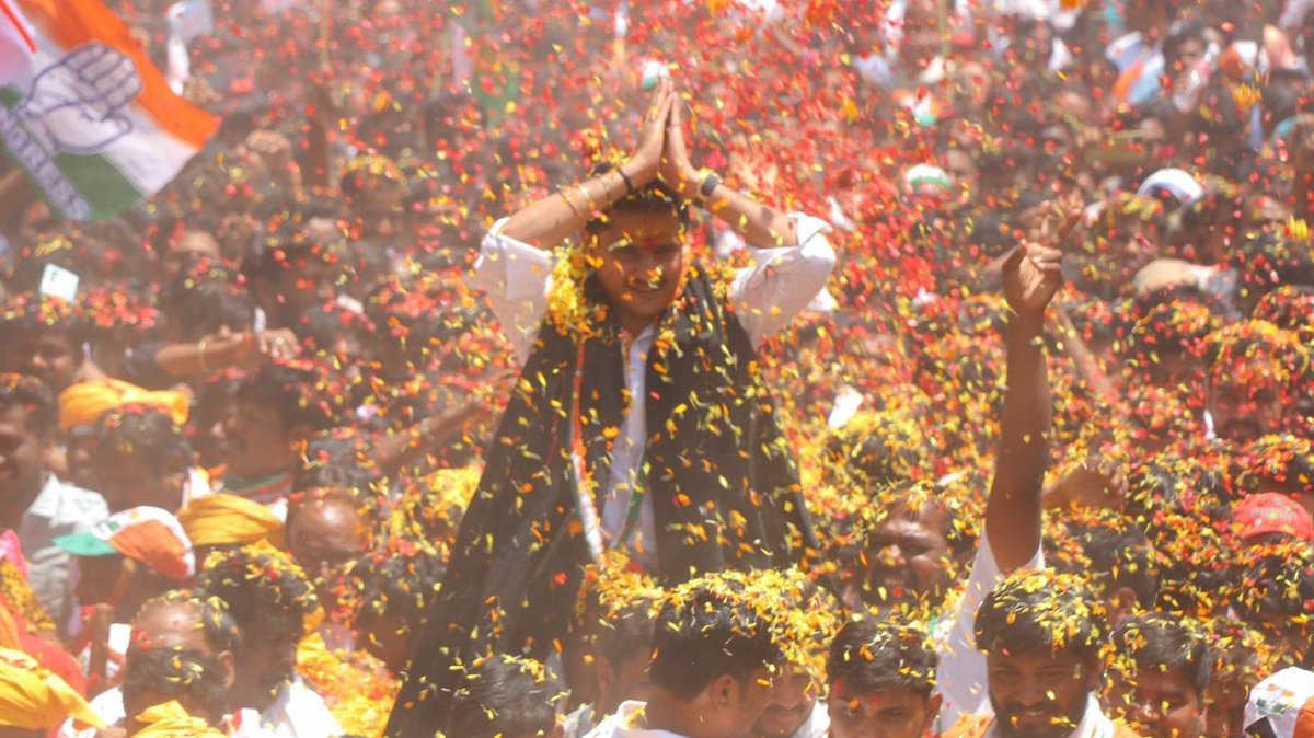 BellaryNamma's tweet image. Battle of Crorepatis in #Bellary 
Declared assets of major candidates. 

#KRPP - G Aruna Reddy : ₹ 250 Cr (approx) 
#Congress - N Bharath Reddy : ₹ 93 Cr (Approx) 
#BJP - G Someshekar Reddy : ₹ 60 Cr (approx) 

#Ballari #karnatakaassemblyelections