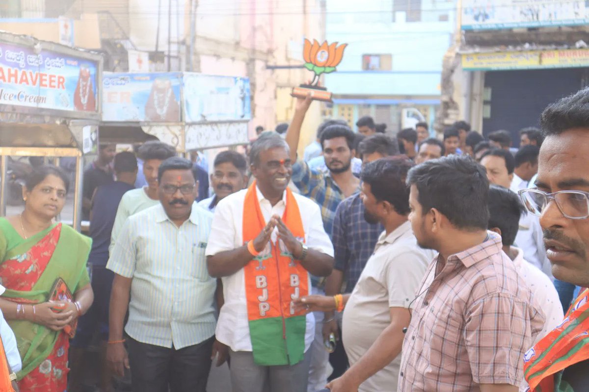 BellaryNamma's tweet image. Battle of Crorepatis in #Bellary 
Declared assets of major candidates. 

#KRPP - G Aruna Reddy : ₹ 250 Cr (approx) 
#Congress - N Bharath Reddy : ₹ 93 Cr (Approx) 
#BJP - G Someshekar Reddy : ₹ 60 Cr (approx) 

#Ballari #karnatakaassemblyelections