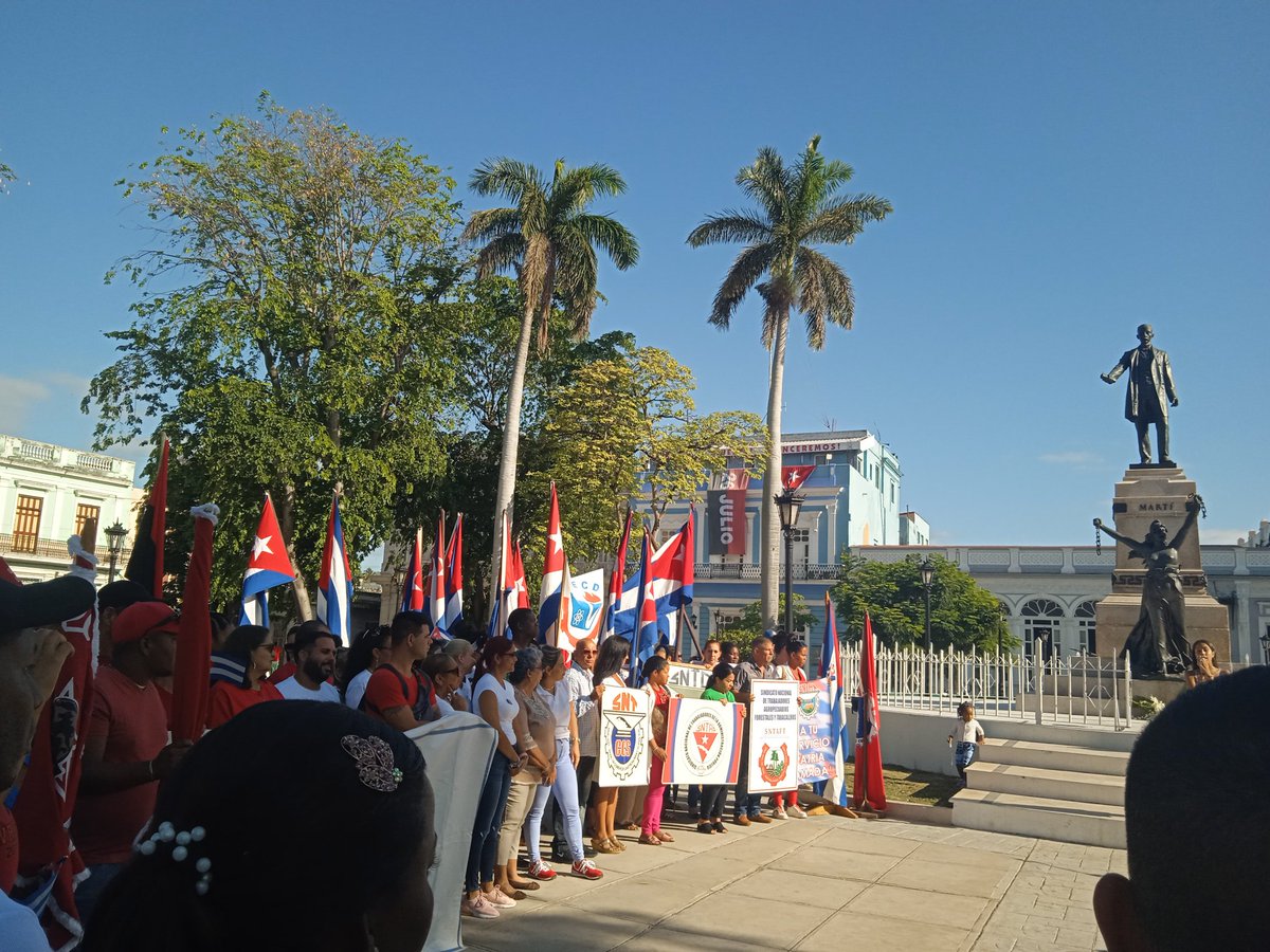 YudeinysD's tweet photo. Una manera muy relevante de recordar nuestra victoria de Girón reconociendo a los jóvenes destacados por su labor día a día .♥️🇨🇺♥️.A #Cuba Mano y corazón... https://t.co/eWD4OauX80