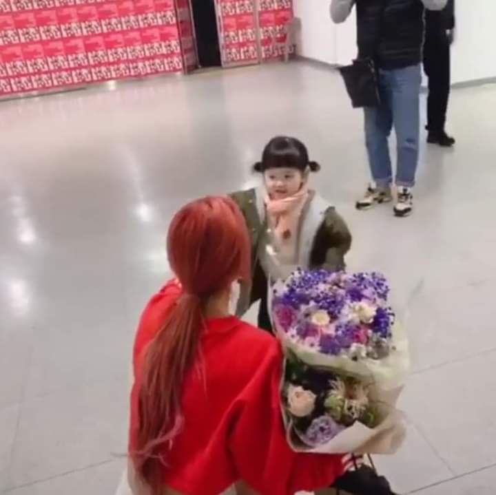 panda19april's tweet photo. #Chorong No.1 Fan her cute niece Kwon Bomi who also attended not just #Pink_drive but also #Pink_Collection & #Pink_World 😍♥️🌹
#에이핑크 #Apink #SELF #ParkChorong #Rong #Rongmama #박초롱 #초롱 https://t.co/iMTGpzJovn