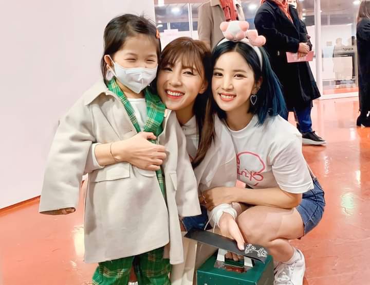 panda19april's tweet photo. #Chorong No.1 Fan her cute niece Kwon Bomi who also attended not just #Pink_drive but also #Pink_Collection & #Pink_World 😍♥️🌹
#에이핑크 #Apink #SELF #ParkChorong #Rong #Rongmama #박초롱 #초롱 https://t.co/iMTGpzJovn