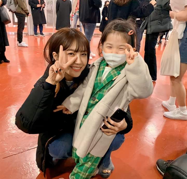 panda19april's tweet photo. #Chorong No.1 Fan her cute niece Kwon Bomi who also attended not just #Pink_drive but also #Pink_Collection & #Pink_World 😍♥️🌹
#에이핑크 #Apink #SELF #ParkChorong #Rong #Rongmama #박초롱 #초롱 https://t.co/iMTGpzJovn