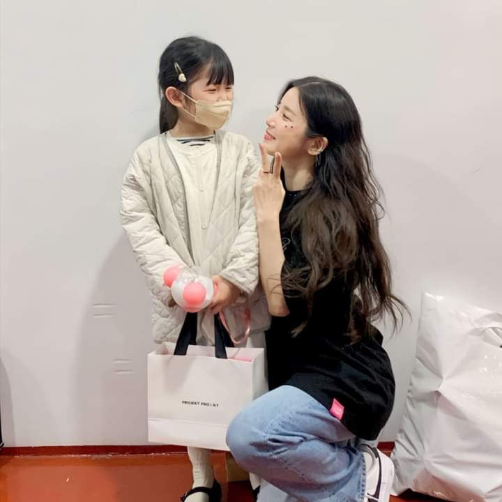 panda19april's tweet photo. #Chorong No.1 Fan her cute niece Kwon Bomi who also attended not just #Pink_drive but also #Pink_Collection & #Pink_World 😍♥️🌹
#에이핑크 #Apink #SELF #ParkChorong #Rong #Rongmama #박초롱 #초롱 https://t.co/iMTGpzJovn