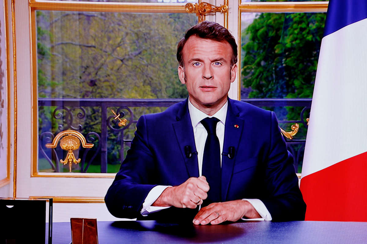Telerama's tweet photo. Lundi soir, Emmanuel #Macron a annoncé de nouveaux chantiers sans revenir sur la réforme des retraites, creusant encore le fossé entre les gouvernants et la population. Retour sur la situation avec le constitutionnaliste Bastien François.

https://t.co/ZdGncPapjI
Par @JulietteBnabent