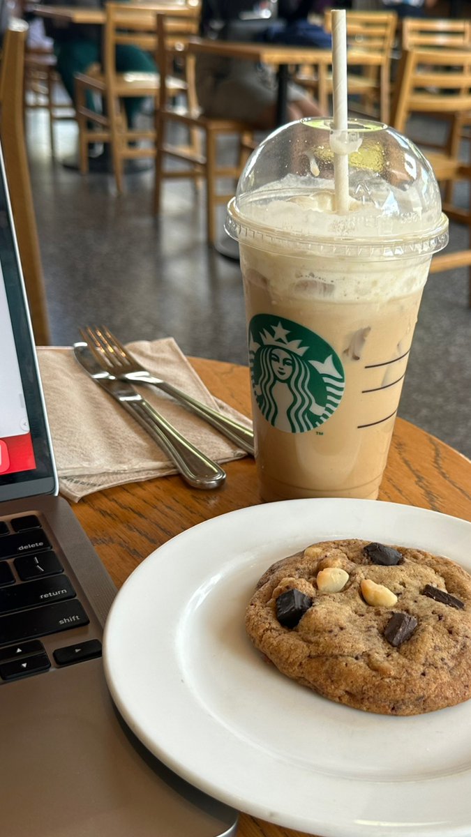 #juoclock ! 

✧.* had some time to go out today and do work outside! ice white chocolate mocha is one of my fave sb drinks! ˘͈ᵕ˘͈ what’s your fave drink from starbucks?