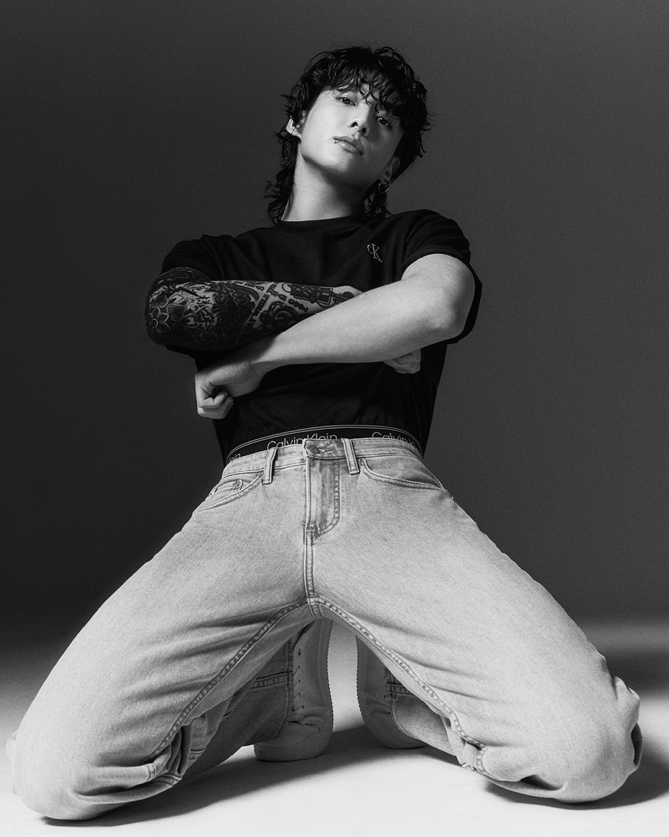 Oh my God, the pose, the shooting, the color, the clothes, everything is amazing, the black really suits him
"JEON JUNGKOOK"