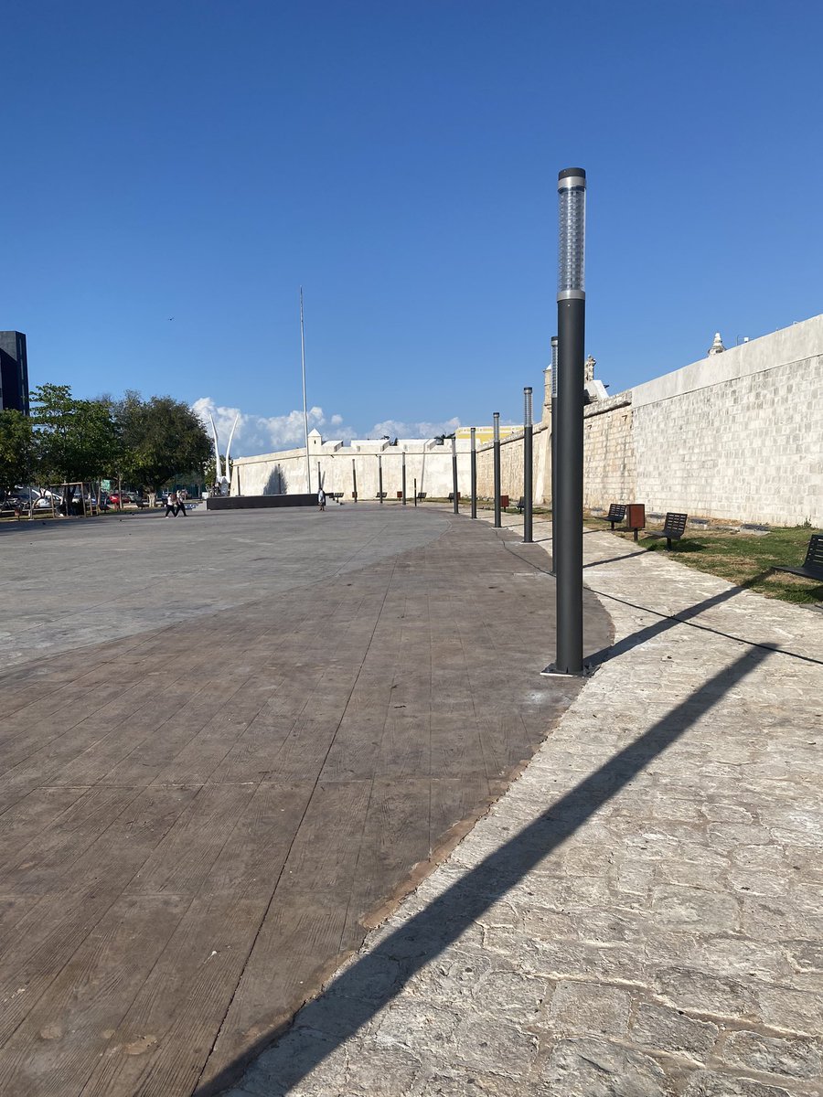 jm_pp's tweet photo. @bibyrabelo Es difícil manifestar nuestra atenta solicitud en buenos términos. Porqué no instalan sistemas de riego modernos y evitan seguir regando como hace 1 siglo ? Enfrente del Palacio del Gob del Edo. Atraso ancestral. Da pena ajena. https://t.co/uFNO0NiaRA