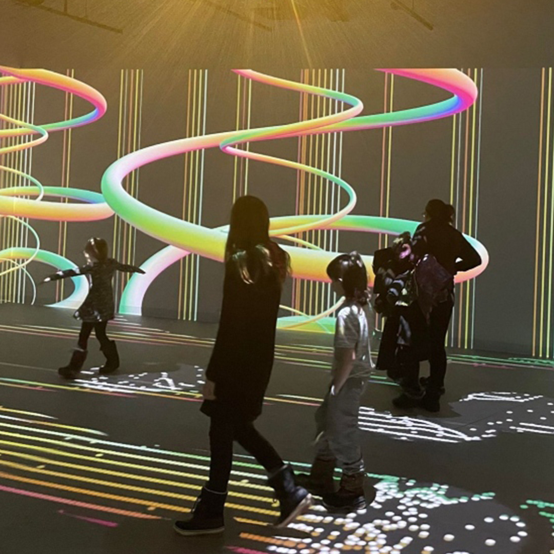 Get ready for an unforgettable art experience at THEMUSEUM! The new permanent immersive gallery, the EYEPOOL, features digital and projection-based #art from a variety of artists. This captivating exhibition is sure to inspire. Learn more here: buff.ly/3mcSIwT  🎨🌟👀