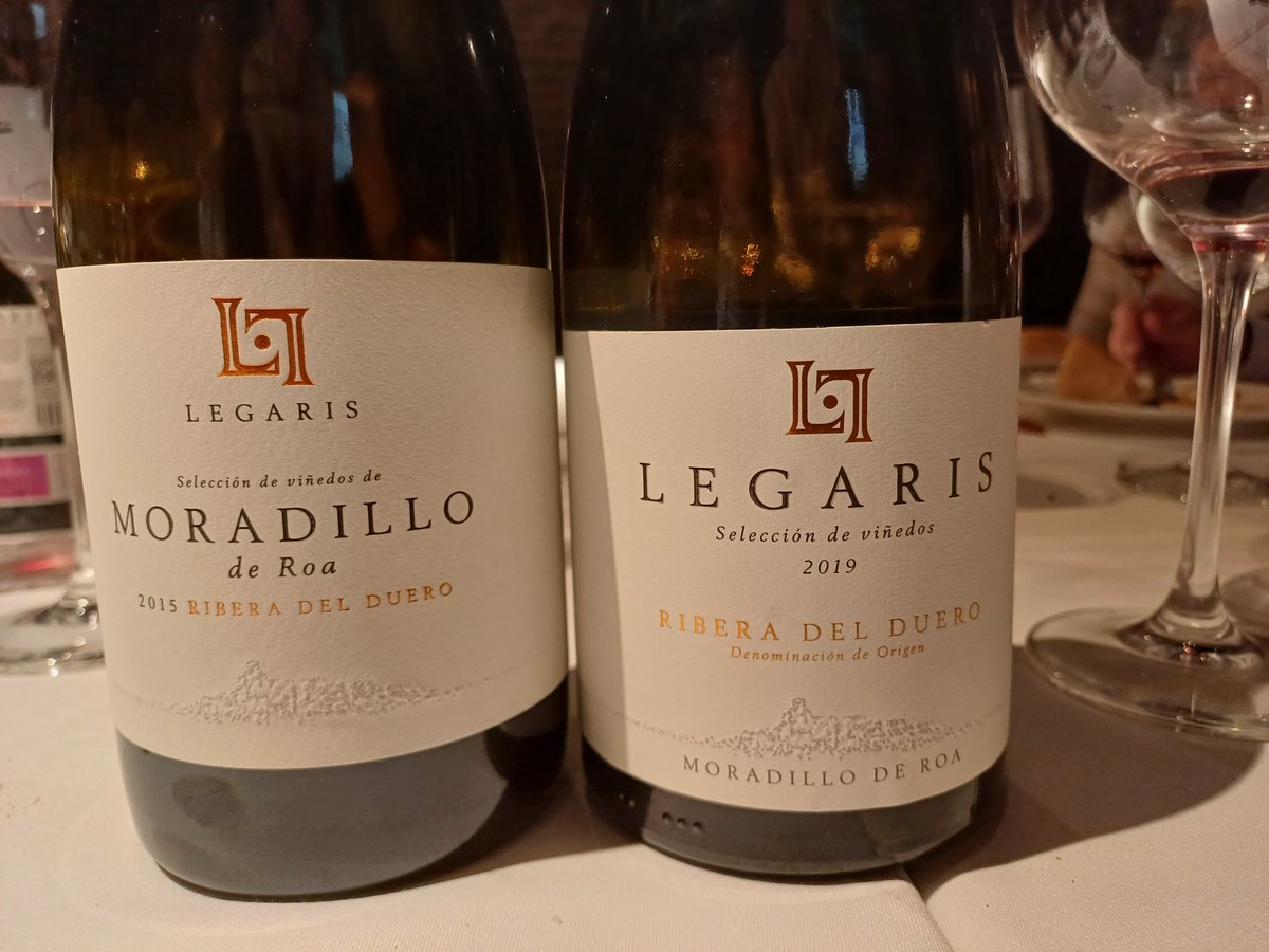 Mi_Vino's tweet photo. Ya está aquí el nuevo #vino de #Legaris, una selección de viñedos de Gumiel de Mercado (Burgos). @DORibera en estado puro. A sus hermanos, Alcubilla (Soria) y Moradillo (Burgos), los hemos comparados con sus primeras añadas. 2019 vs 2015. Muy interesante evolución de matices. https://t.co/tUJFHLBMc4