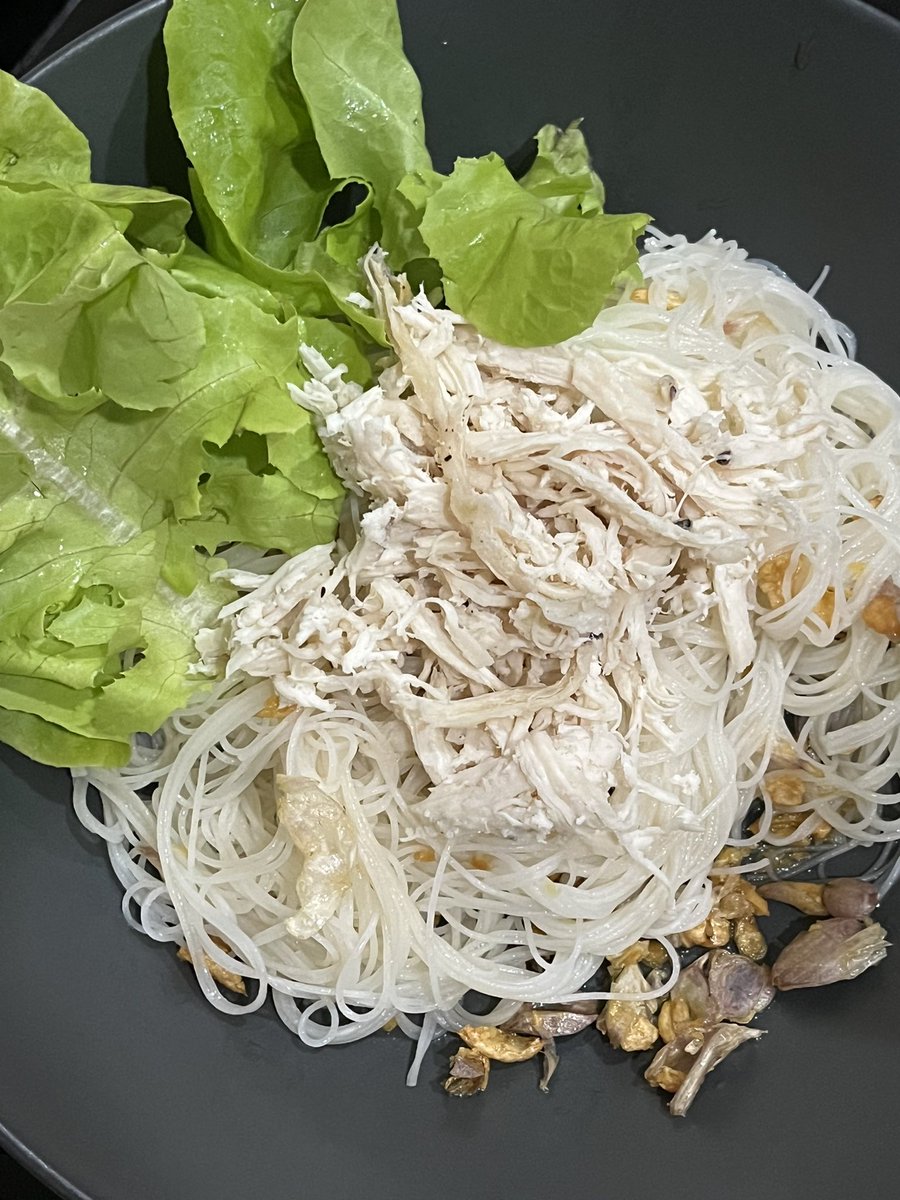 hbker07's tweet photo. กูสั่งเส้นหมี่ไก่ฉีกมากินบ่อยจนเพื่อนด่า เพราะมันแพง55555555555 แงงงง แต่เราชอบอะ y_y แล้วเราก้เปนคนขี้เกียจ เราก้เลยหาทางลัดวิธีทำที่ง่ายแล้วก็อร่อยที่สุด ไม่ยุ่งยากด้วย เหมาะกับคนที่ไม่มีอุปกรณ์ทำอาหารเยอะ เอาดีๆ อร่อยจริงๆ ทุกคน ทำมาสามจาน หมดเกลี้ยง! อิ่มแต่อยากกินอีกกกกกก https://t.co/c3NQuNprij