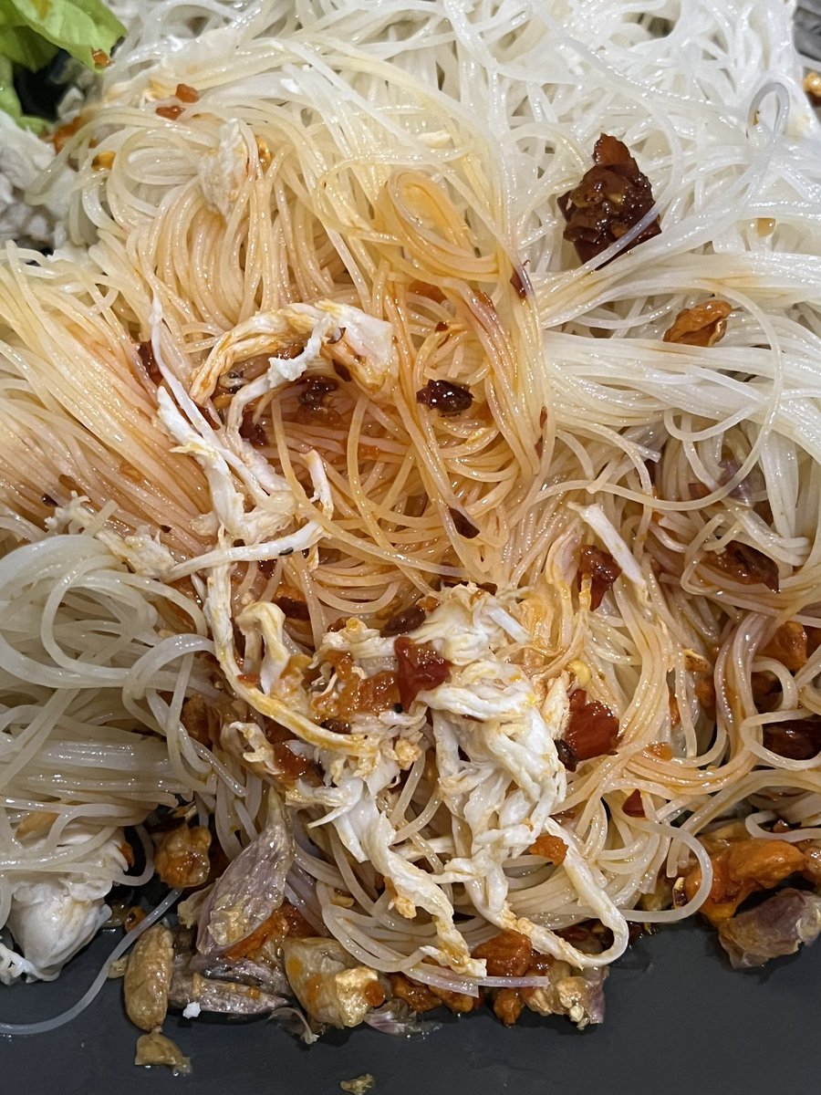 hbker07's tweet photo. กูสั่งเส้นหมี่ไก่ฉีกมากินบ่อยจนเพื่อนด่า เพราะมันแพง55555555555 แงงงง แต่เราชอบอะ y_y แล้วเราก้เปนคนขี้เกียจ เราก้เลยหาทางลัดวิธีทำที่ง่ายแล้วก็อร่อยที่สุด ไม่ยุ่งยากด้วย เหมาะกับคนที่ไม่มีอุปกรณ์ทำอาหารเยอะ เอาดีๆ อร่อยจริงๆ ทุกคน ทำมาสามจาน หมดเกลี้ยง! อิ่มแต่อยากกินอีกกกกกก https://t.co/c3NQuNprij