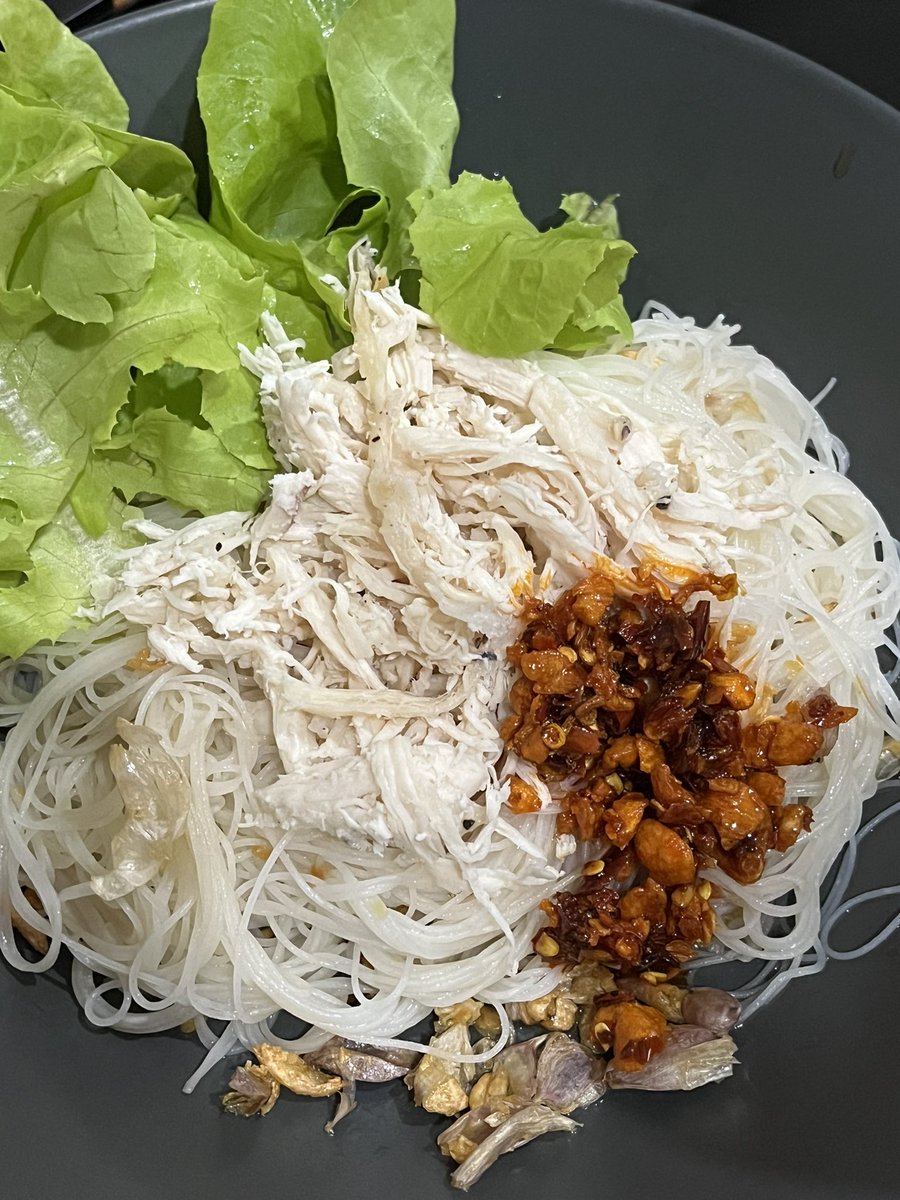 hbker07's tweet photo. กูสั่งเส้นหมี่ไก่ฉีกมากินบ่อยจนเพื่อนด่า เพราะมันแพง55555555555 แงงงง แต่เราชอบอะ y_y แล้วเราก้เปนคนขี้เกียจ เราก้เลยหาทางลัดวิธีทำที่ง่ายแล้วก็อร่อยที่สุด ไม่ยุ่งยากด้วย เหมาะกับคนที่ไม่มีอุปกรณ์ทำอาหารเยอะ เอาดีๆ อร่อยจริงๆ ทุกคน ทำมาสามจาน หมดเกลี้ยง! อิ่มแต่อยากกินอีกกกกกก https://t.co/c3NQuNprij