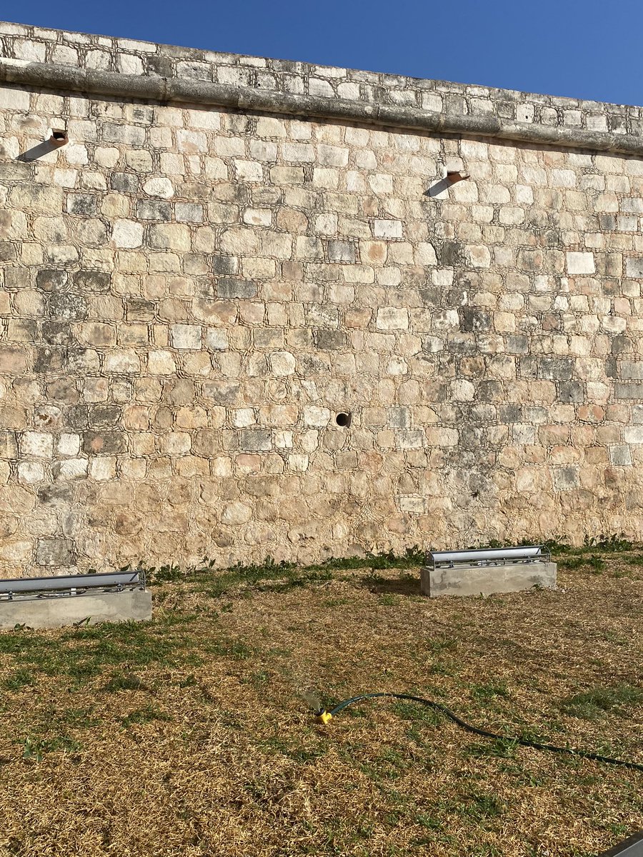 jm_pp's tweet photo. @Alcaldia_Camp Es difícil manifestar nuestra atenta solicitud en buenos términos. Porqué no instalan sistemas de riego modernos y evitan seguir regando como hace 1 siglo ? Enfrente del Palacio del Gob del Edo. Atraso ancestral. Da pena ajena. https://t.co/xnaiJ0RYAx