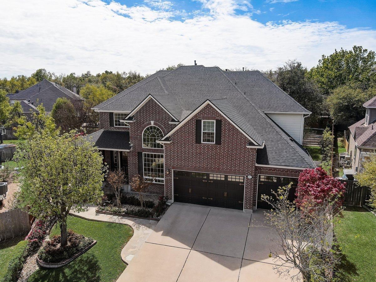 PropyInc's tweet photo. 🏡This stunning single-family house JUST SOLD on the Propy platform for an impressive $734,880 by the skilled Jaymes Willoughby from JW Team - Keller Williams. 

☀️Featuring abundant natural light, sprawling space, and a meticulously crafted outdoor area, this home is both luxurious and practical. 

👉It's no wonder it generated such demand in the Texas housing market, which has been showing signs of stabilization with a 5.3% price increase over the past year. According to the most recent report from the Texas Real Estate Research Center at Texas A&M University. 

✅Check out this exquisite property on Propy: https://t.co/KbnXW3z1iW